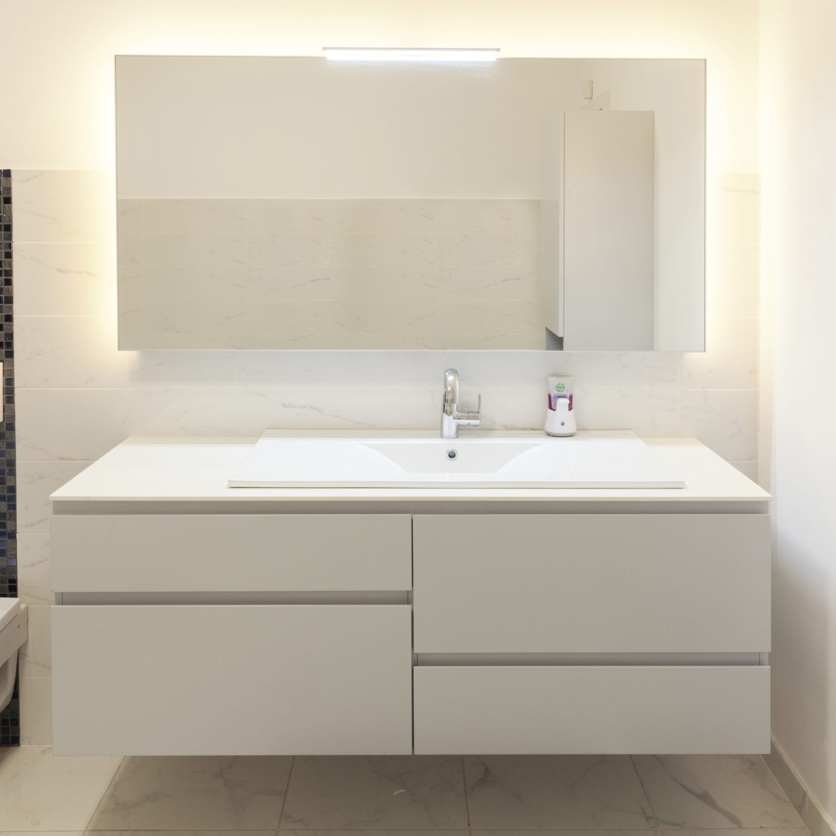 modern bathroom with big mirror, clean design
